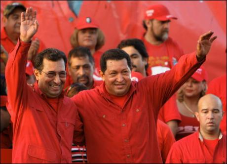 Hugo Chávez junto a su hermano Adán en un acto del PSUV