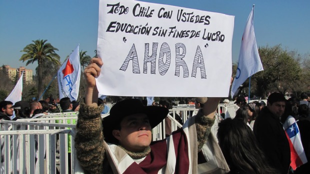 .Un manifestante porta una pancarta durante las protestas de Chile