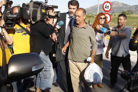 El ex alcalde de Casares Juan Sánchez saliendo de prisión el 18 de mayo