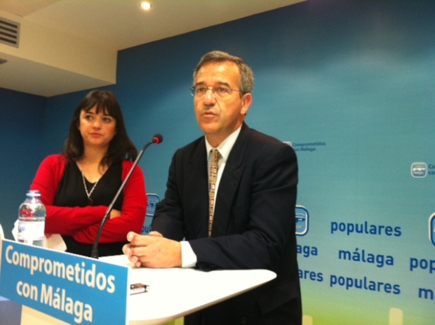 El alcalde de Estepona, José María García Urbano, junto a la secretaria general del PP de Málaga, Marragarita del Cid el pasado 18 de febrero