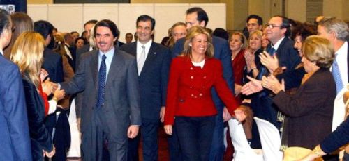 José María Aznar y la actual alcaldesa de Marbella, Ángeles Muñoz, en el mitin de 2003 sufragado por Correa