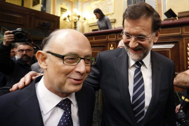El presidente del Gobierno, Mariano Rajoy, junto al ministro de Hacienda, Cristóbal Montoro, en una imagen de archivo