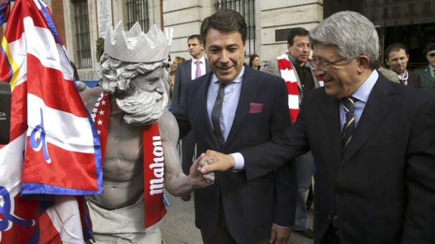 El presidente de la Comunidad de Madrid, Ignacio González, junto al presidente del Atlético, Enrique Cerezo, durante una celebración