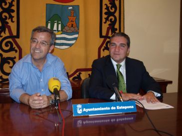 El alcalde de Estepona, José María García Urbano (izqda), junto al presidente de la Diputación de Málaga, Elías Bendodo
