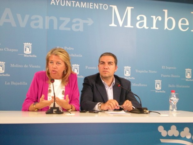 La alcaldesa de Marbella, Ángeles Muñoz, junto al presidente de la Diputación de Málaga, Elías Bendodo