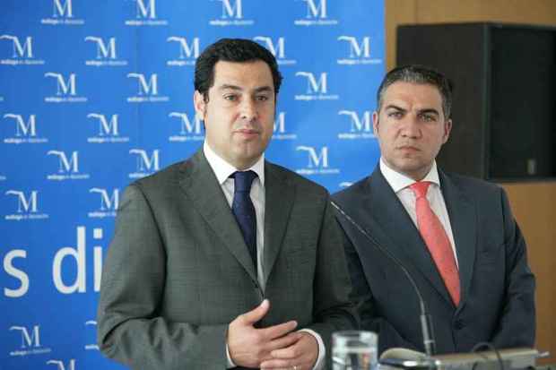 El candidato a presidir el PP-A, Juan Manuel Moreno Bonilla (izqda) junto al presidente del PP de Málaga, Elías Bendodo
