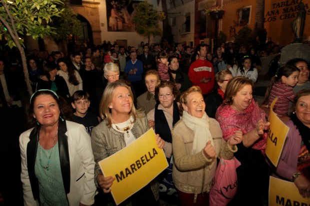 La alcaldesa de Marbella, Ángeles Muñoz, cartel en mano, esta semana durante un acto promociona