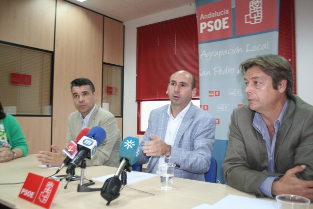 El secretario de Política Municipal del PSOE-A, Francisco Conejo (centro), flanqueado por José Bernal (izqda) y Ricardo López, ambos concejales de Marbella